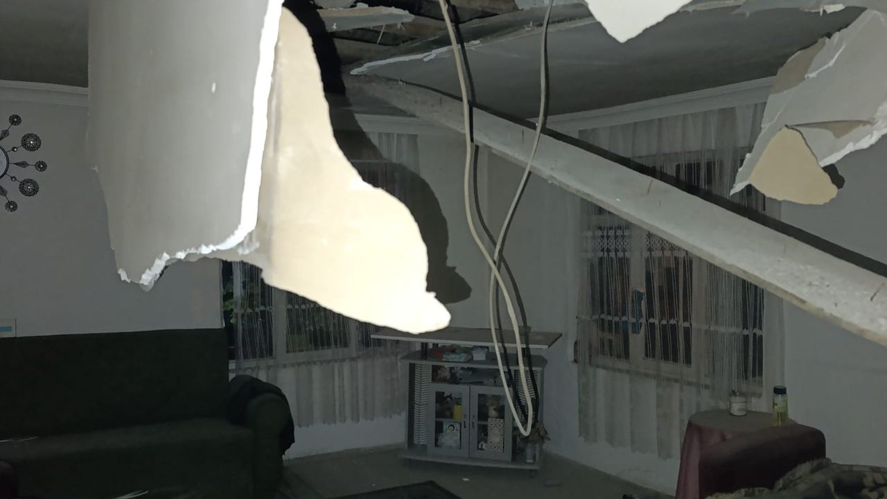 Depremin etkisiyle Manisa'da bir evin tavanı çöktü