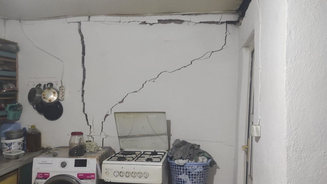 Sındırgı'daki depremin ardından Manisa'daki 83 binada hasar oluştu