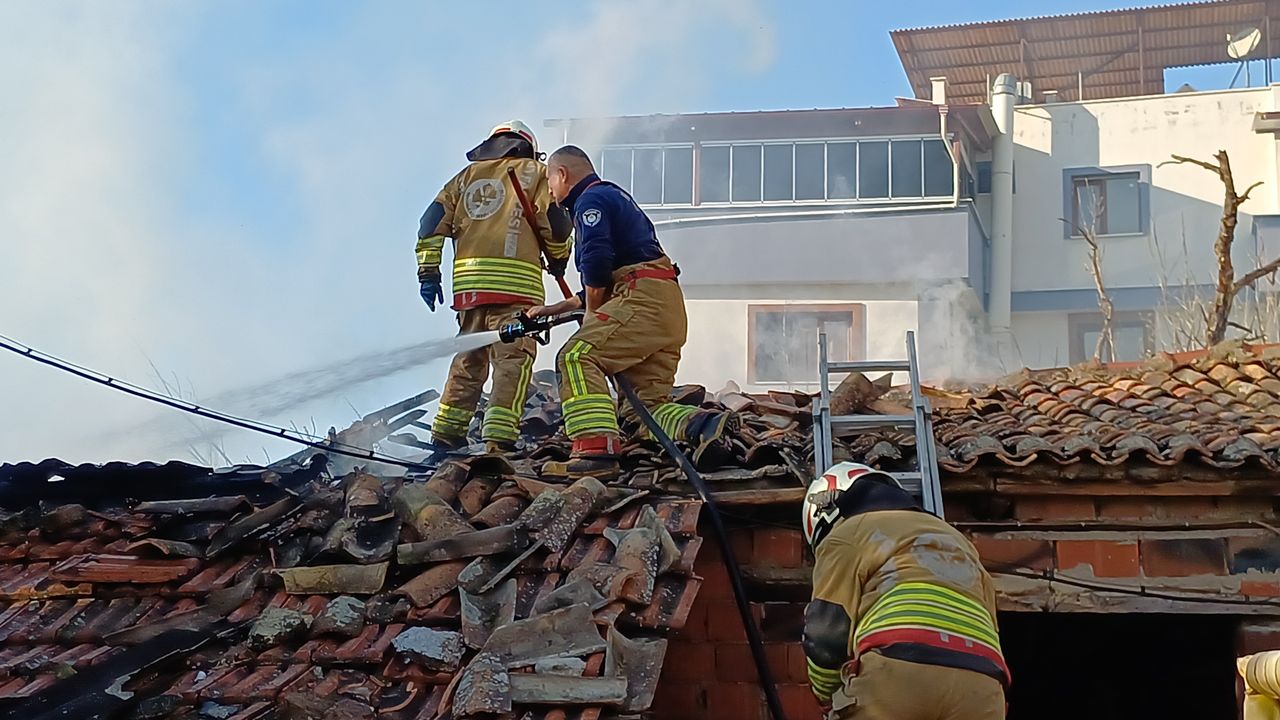 Manisa'da metruk binada yangın çıktı