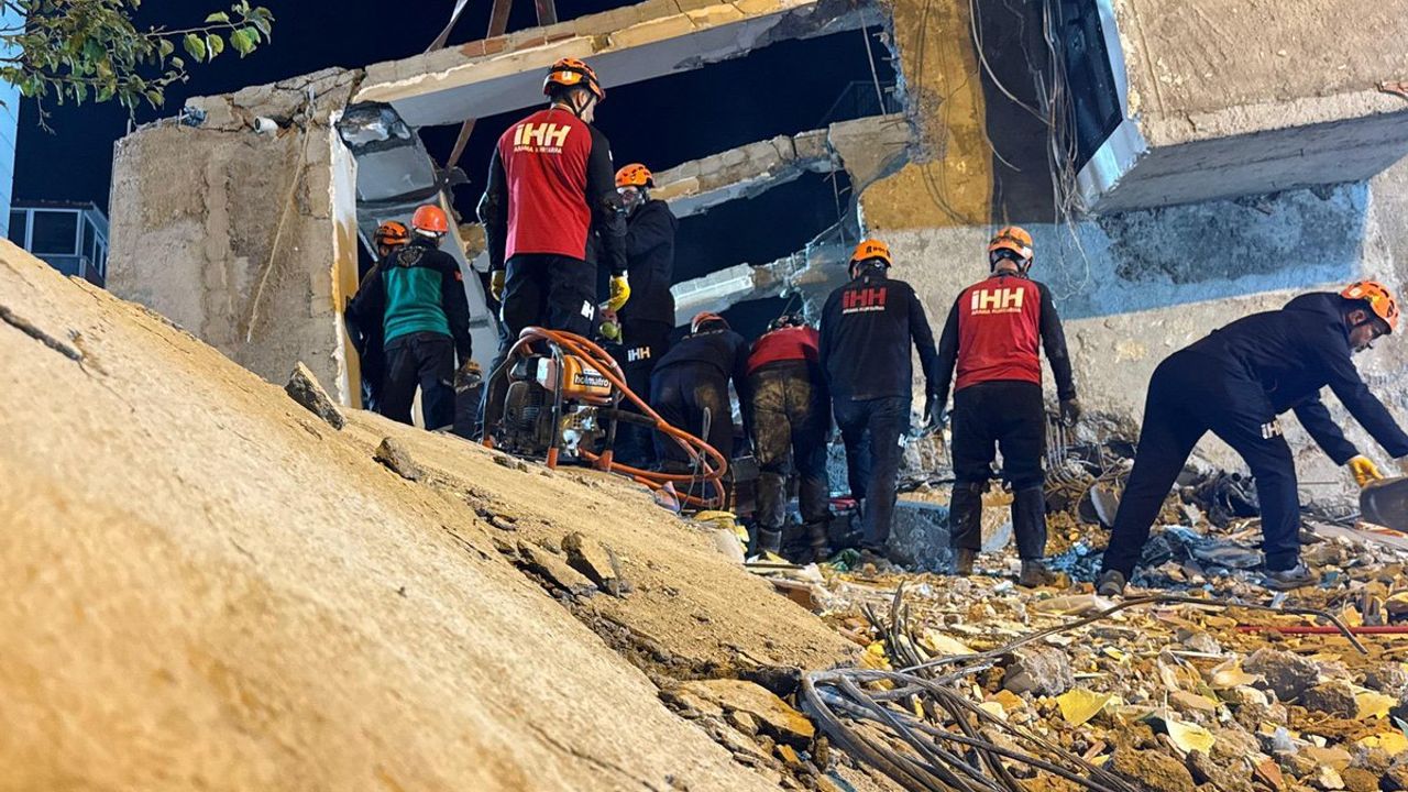 Çöken binadan sadece 1 kişi sağ kurtarıldı