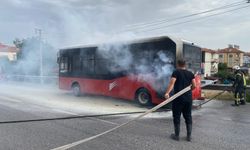 Manisa'da seyir halinde yanan halk otobüsü paniğe neden oldu