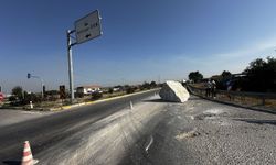 Manisa'da kontrolden çıkan tırdaki tonlarca mermer yola savruldu