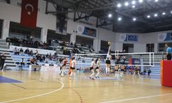 Turgutlu Belediyesi Kadın Voleybol Takımı galibiyete doymuyor