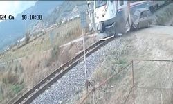 Manisa’da yolcu treni ile otomobil çarpıştı