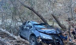 Manisa'da otomobil kontrolünü kaybedip çaya uçtu