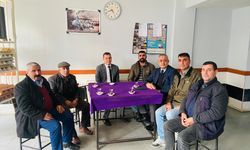 Alaşehir Kaymakamı Güngör mahalle sakinlerinin sorunlarını dinliyor