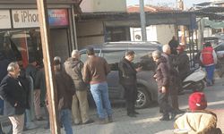 Manisa'da hafif ticari araç telefon mağazasına daldı