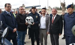 Manisa’da motosiklet sürücülerine kask dağıtıldı