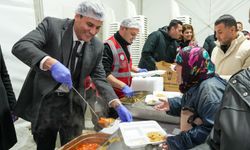 Başkan Zeyrek iftarda yurttaşlara yemek ikramında bulundu