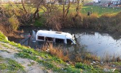 Manisa'da işçi servisi dereye uçtu