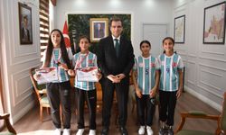 Salihlili şampiyon sporcular sevinçlerini kaymakamla paylaştı