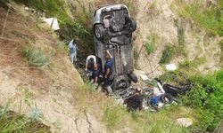 Manisa-Denizli Karayolunda kaza: Otomobil karşı şeride geçip şarampole uçtu