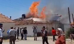 Yemek yapmak isterken evi küle çevirdi