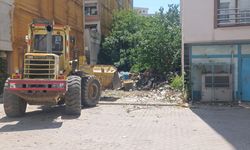 Muradiye'de yalnız yaşayan yaşlı kadının evinden 13 kamyon çöp çıktı