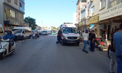 Manisa'da iki motosiklete çarpan otomobil sürücüsü kaçtı