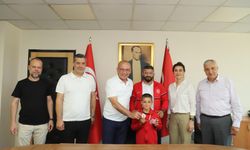 Turgutlulu şampiyon güreşçilerden Başkan Akın’a ziyaret