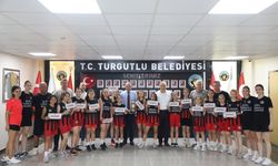 Turgutlu Belediyespor ikincilik kupasını Başkan Akın’la paylaştı