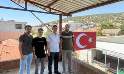 Manisalı muhtar ilk maaşıyla Türk Bayrağı yaptırdı