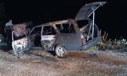 Manisa'da bir araç seyir halindeyken alev almaya başladı