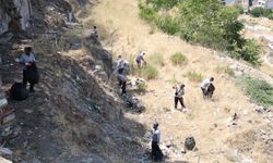 Spil Yolu’nda 20 kamyonet çöp toplandı