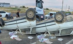 Manisa-Denizli Yolu'nda iki otomobil çarpıştı: Bir araç takla atarak ters döndü