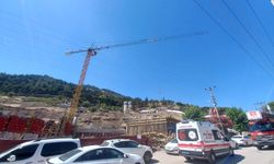 Manisa'da bir işçi intihar etmek için vince çıktı