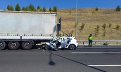 Manisa'da feci kaza: Tıra çarpan otomobilde aynı aileden 4 kişi yaralandı