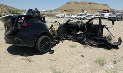 Tesla feci kazada ikiye bölündü