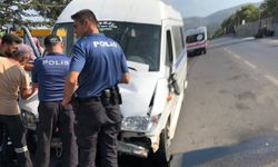 Manisa'da işçi servisi ağaca çarptı