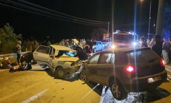 Manisa'da 2 araç kafa kafaya çarpıştı: 7 kişi yaralandı