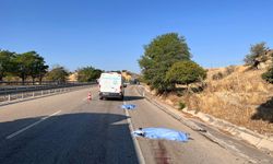 Manisa'da yol kenarında lastik değiştiren çift feci kazada hayatını kaybetti