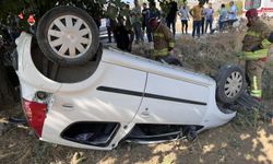 Manisa'da otomobil tarlaya uçtu: 2 yaralı