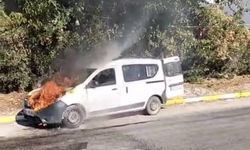 Manisa'da seyir halindeki araç alev aldı