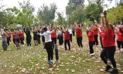 Yunusemreli kadınlar açık havada spor yaptı