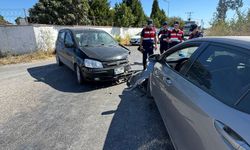 Şehzadeler'de iki otomobil kafa kafaya çarpıştı