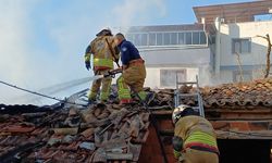 Manisa'da metruk binada yangın çıktı