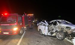 Kamyonete arkadan çarpan otomobildeki 1 kişi hayatını kaybetti