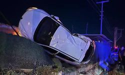 Manisa'da kontrolden çıkan otomobil duvara çarptı