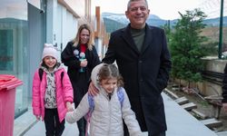 Özgür Özel, Ferdi Zeyrek'in ikizlerini okula götürdü