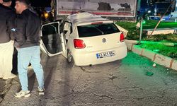 Otomobil önce yayaya sonra tıra çarptı