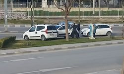 Manisa'da zincirleme trafik kazası: 3 araç birbirine girdi