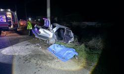 Manisa'da feci kaza: Elektrik direğine çarpan araçta can verdi!