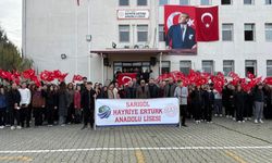 Sarıgöl’de öğrencilerden bayrağa anlamlı sahiplenme