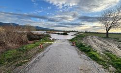 Manisa'da Gediz taştı, köprü sular altında kaldı