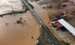 Manisa'da köprü yıkıldı, nehir taştı, yollar kapandı