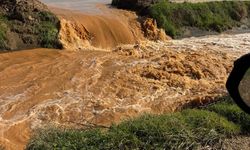 Manisa'da nehir taştı, yurttaşlar traktörlerle kurtarıldı