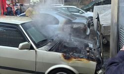 Manisa'da 2 otomobil alevlere teslim oldu