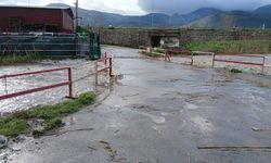 Manisa'da Bakırçay Deresi taştı: Sokaklar sular altında kaldı