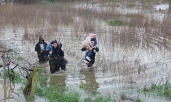 Manisa'da bağ evinde mahsur kalan baba ve 4 çocuğunu itfaiye kurtardı