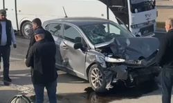 Turgutlu'da 3 kişinin yaralandığı kaza anı kamerada